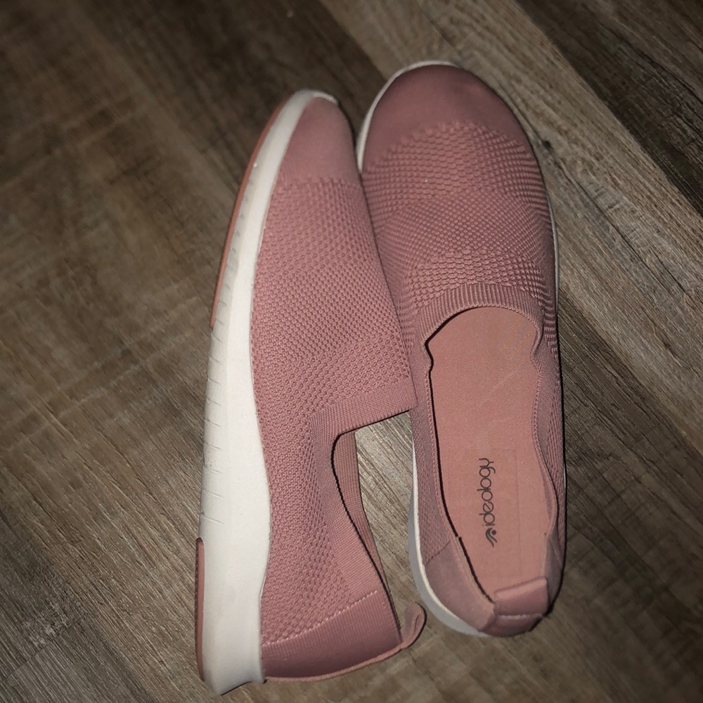 Tennis shoes